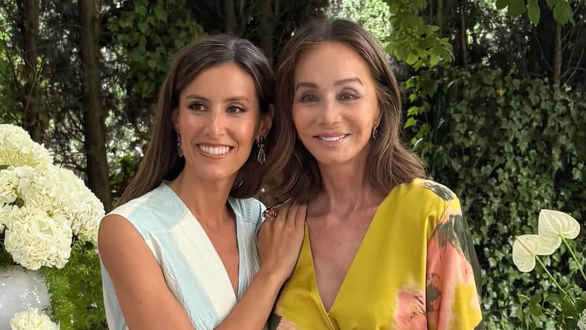 Ana junto a su madre, derrochando elegancia.