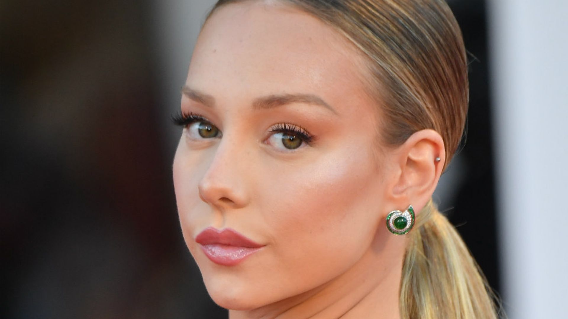 Con coleta XL y vestido lencero, Ester Expósito arrasa en Venecia con su look 'Hollywood'