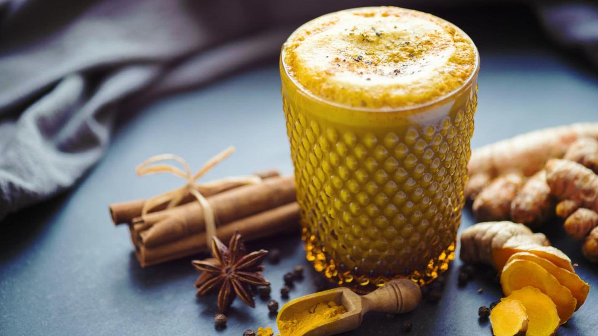 ¿Por qué deberíamos comenzar el día bebiendo leche dorada o 'golden milk'?