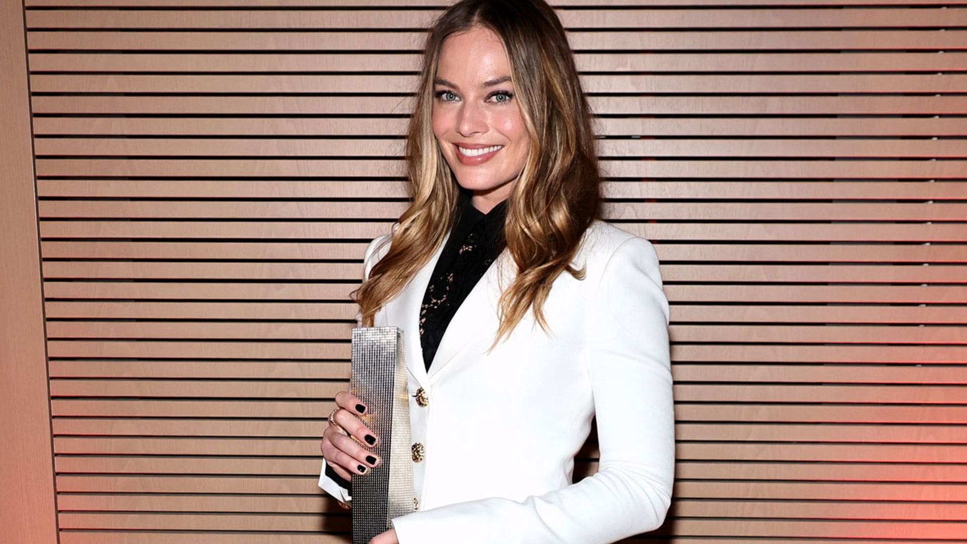 El traje de Margot Robbie y las transparencias de las supermodelos para una noche de premios