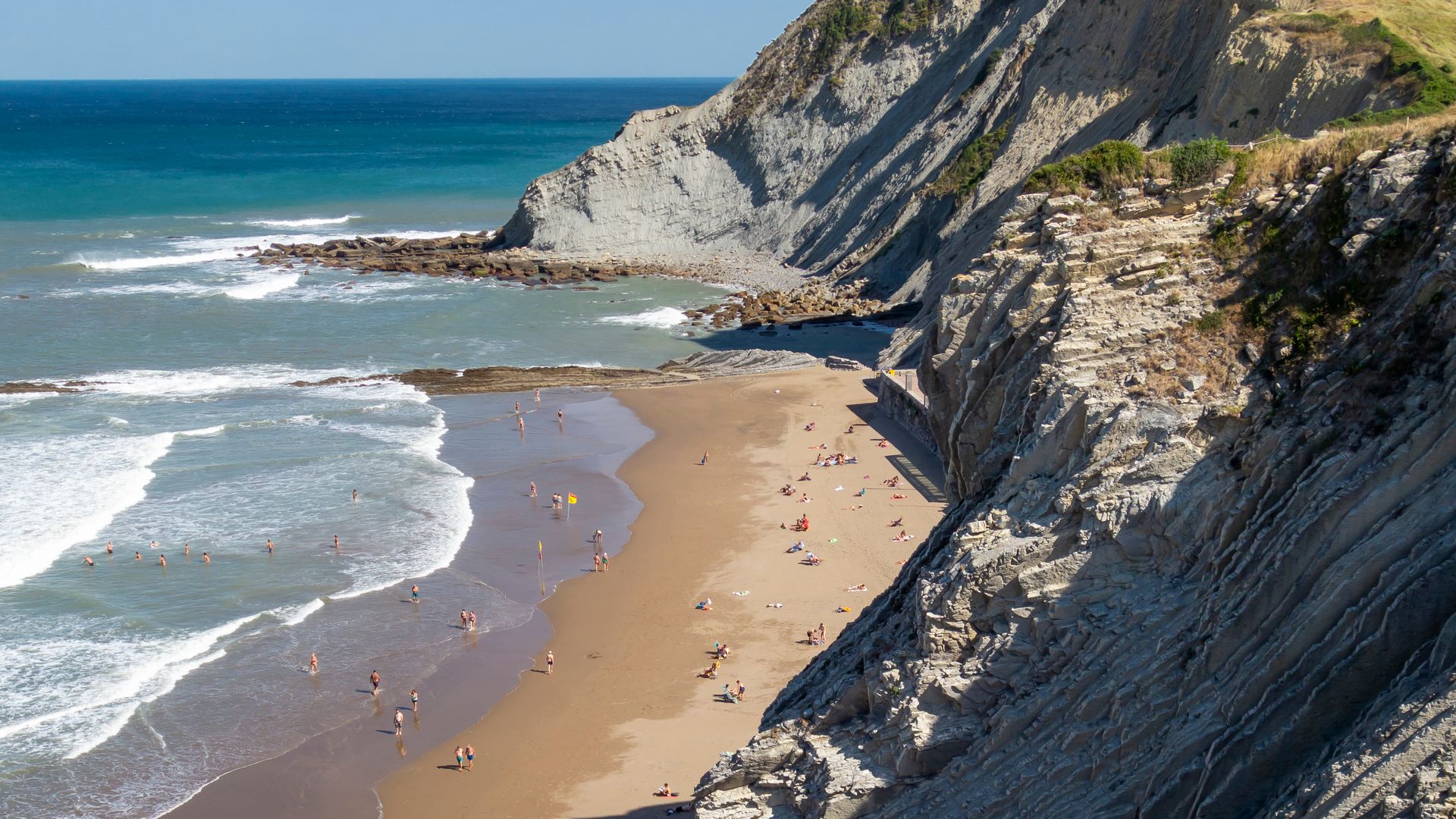 La espectacular playa de Zumaia donde las rocas parecen hechas de hojaldre