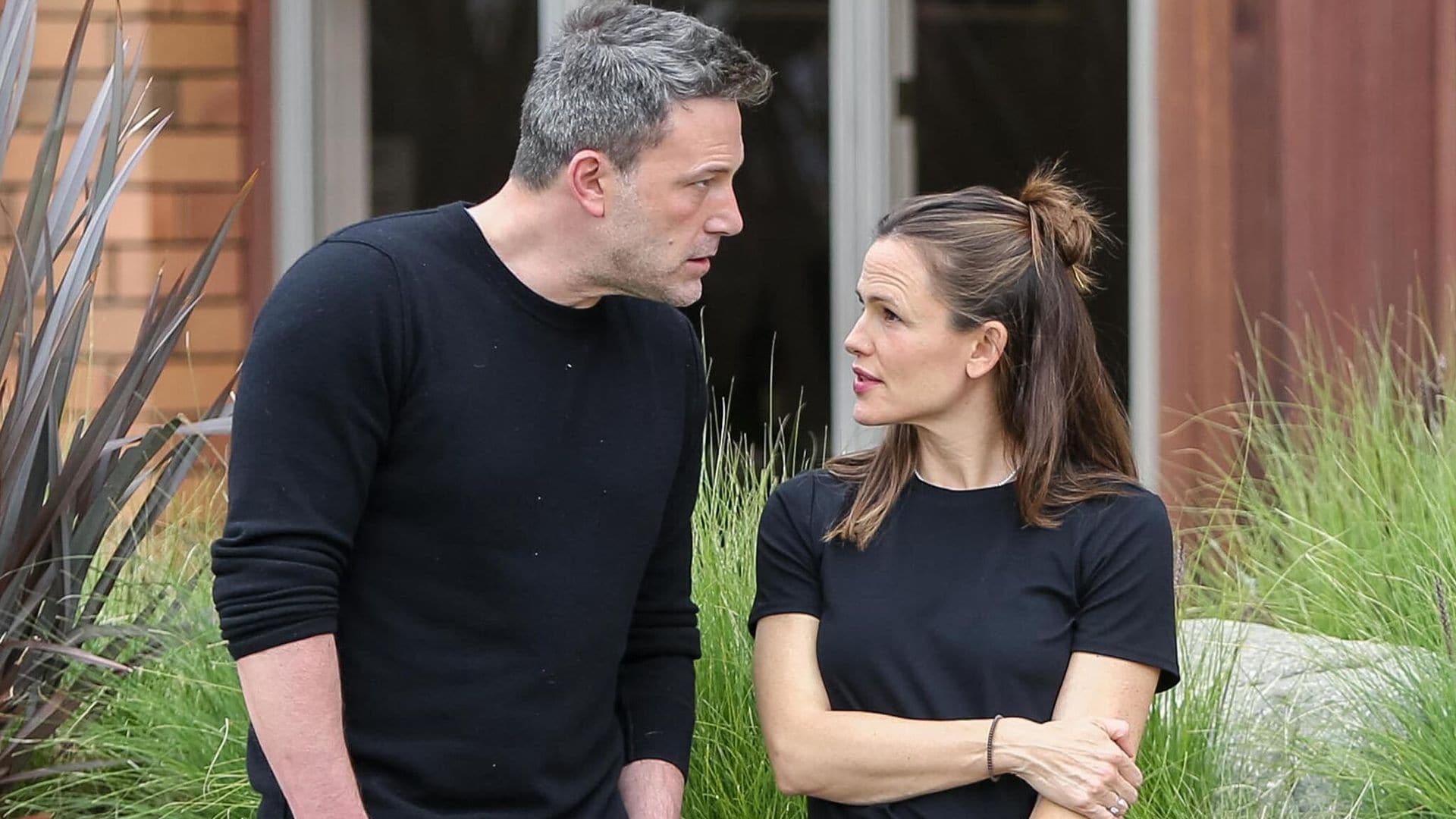 Ben Affleck y Jennifer Garner se reúnen en el partido de básquetbol de su hijo menor
