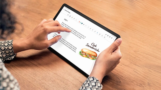 Un chica usando la Samsung Galaxy Tab S9+