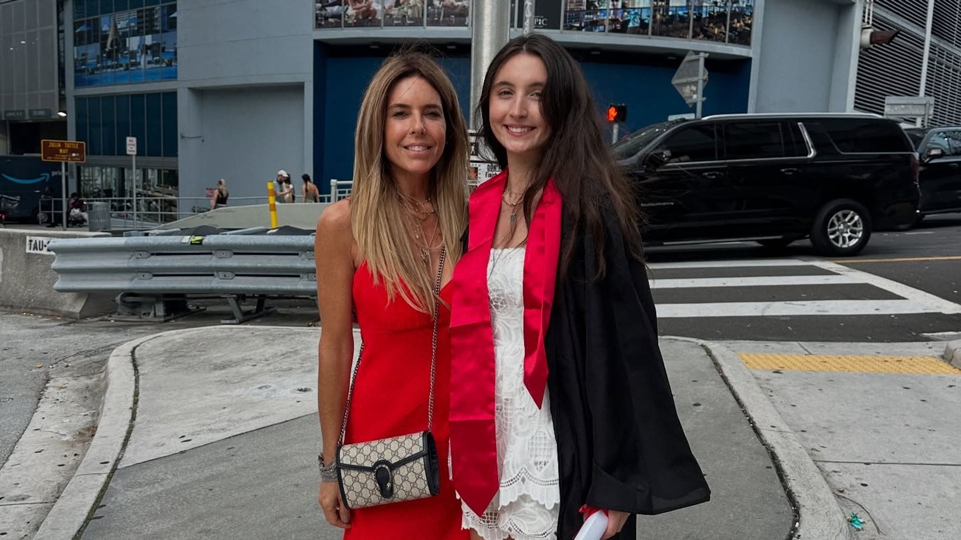Maky, orgullosa de su hija Mía, graduada en la carrera de diseño de interiores