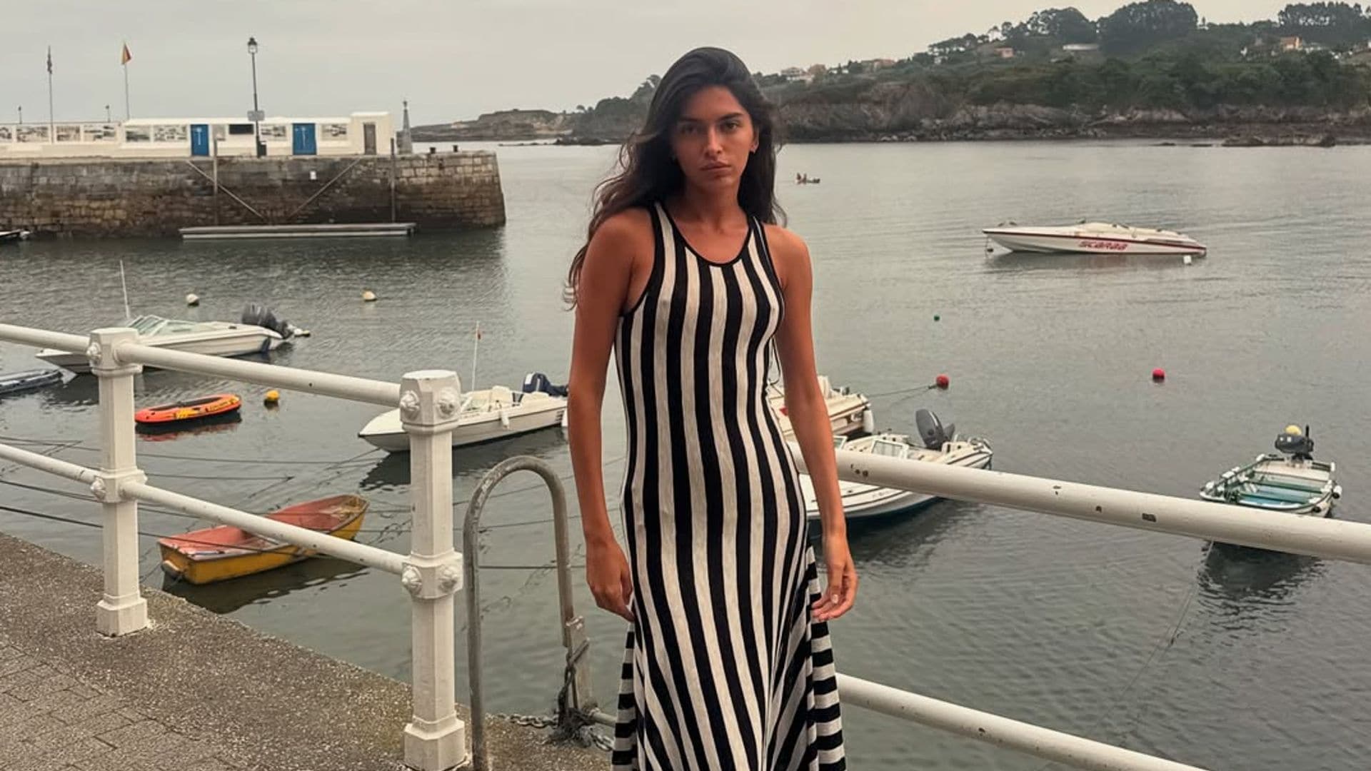 Lucía Rivera conquista Asturias con el vestido de rayas de Mango que te hace ver mucho más alta