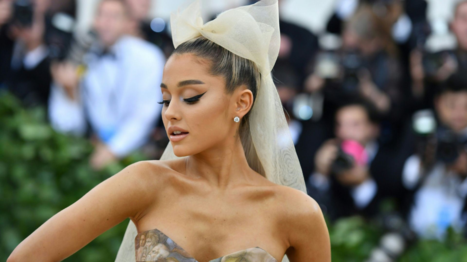 La maquilladora de Ariana Grande explica cómo consigue su perfecto 'eyeliner'