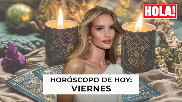 Rosie Huntington Whiteley en primer plano; de fondo velas y cartas del tarot