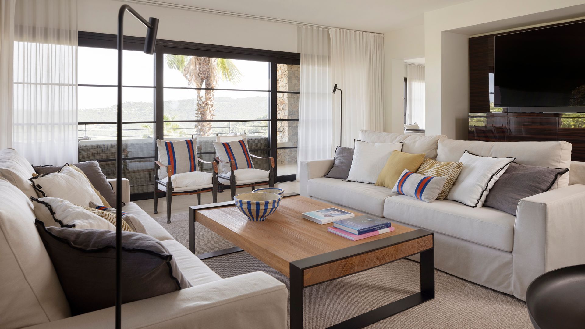 Cómo convertir el salón en el lugar perfecto para recibir, relajarse o disfrutar de una tarde de cine, según la interiorista Alejandra Padilla