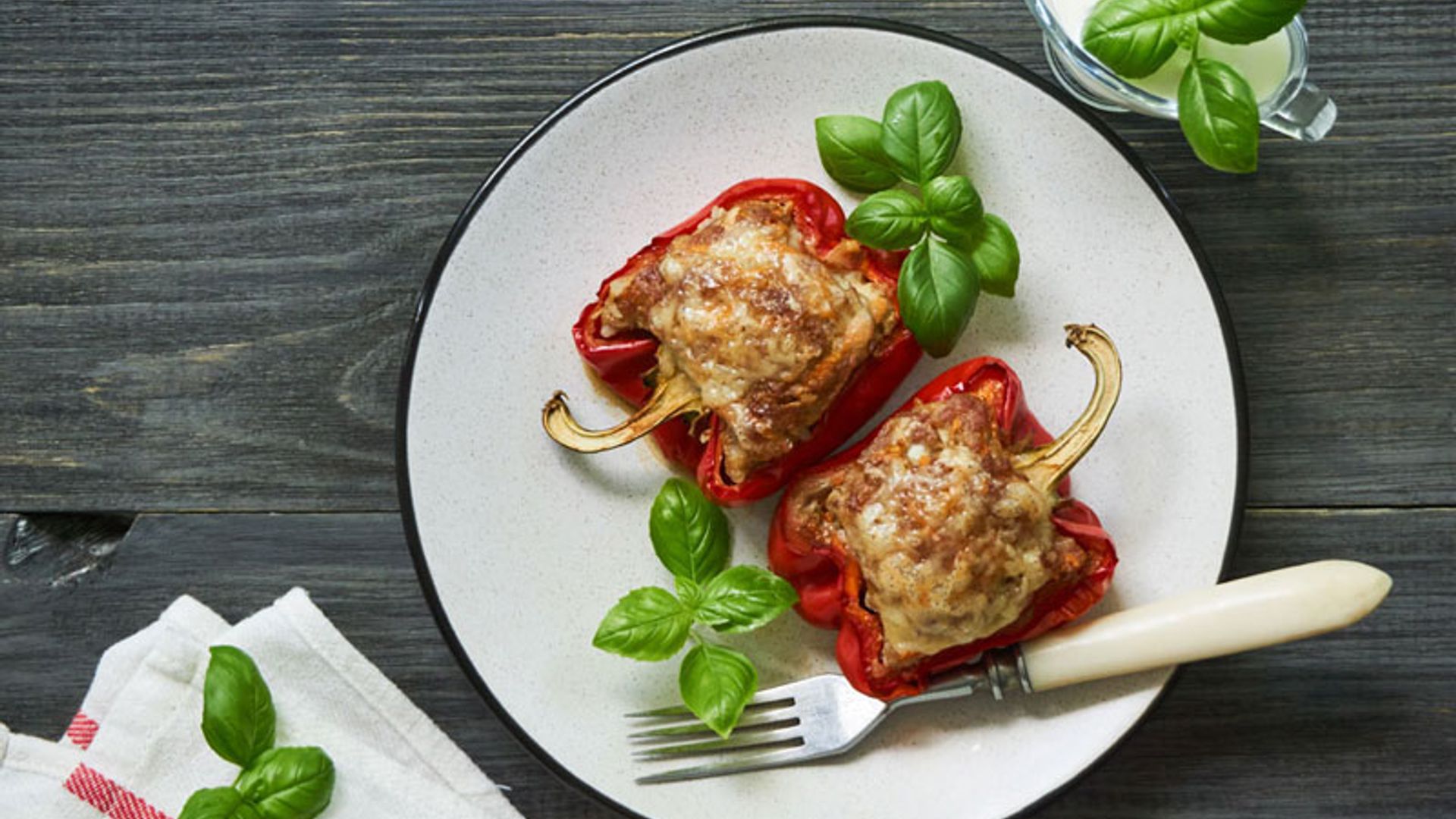 Pimientos asados rellenos de carne y queso