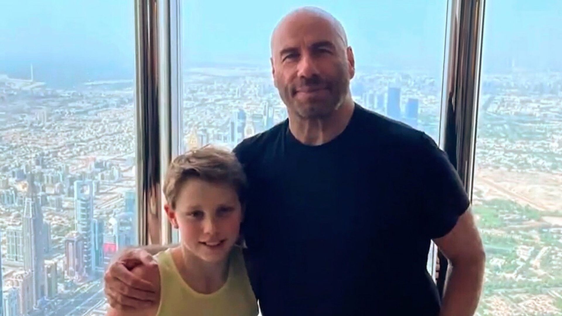 Las supervacaciones de John Travolta junto a sus hijos y todos sus amigos ¡en su impresionante avión privado!