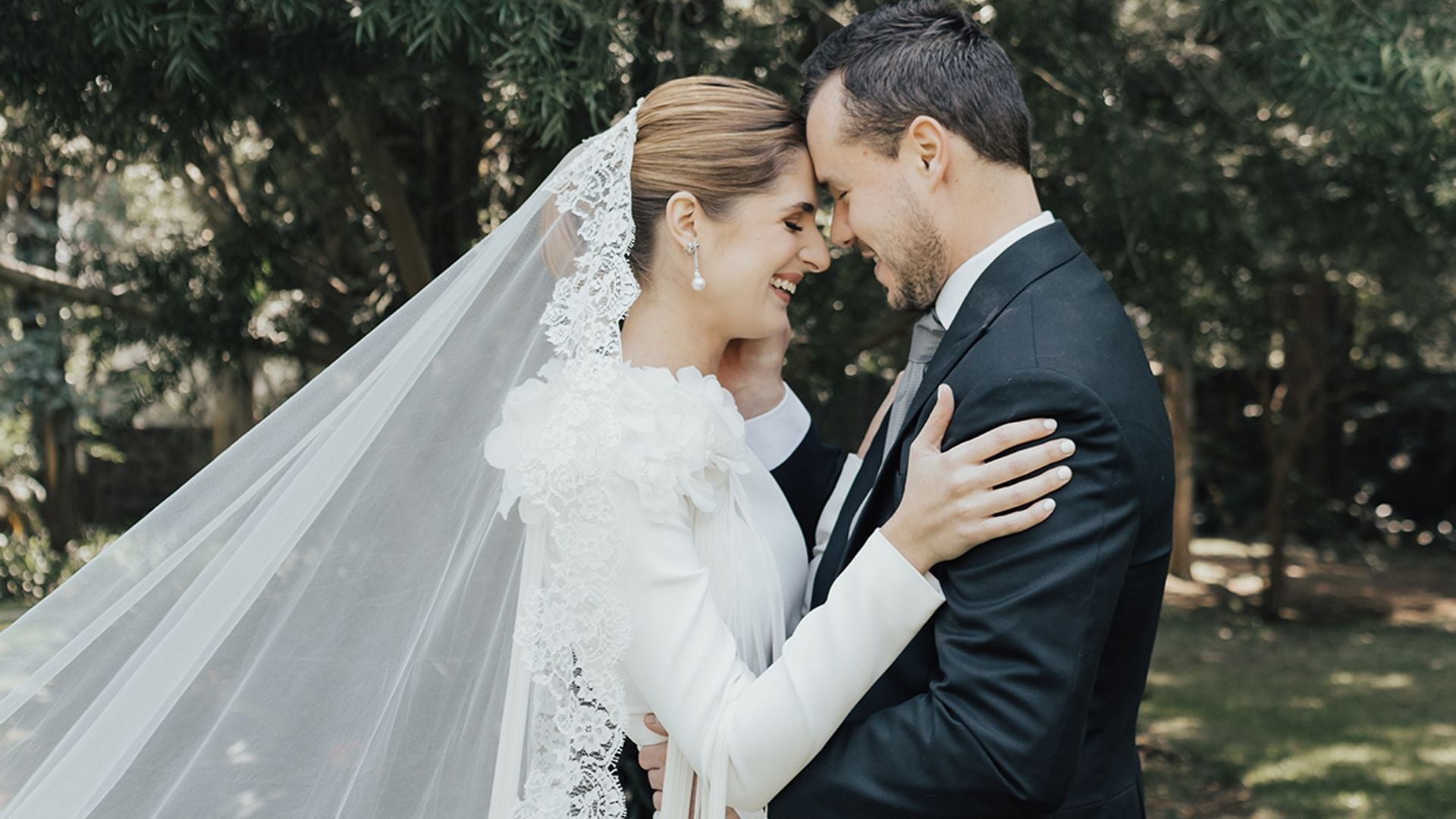 Ana y su vestido de novia sencillo made in Spain para su boda mexicana