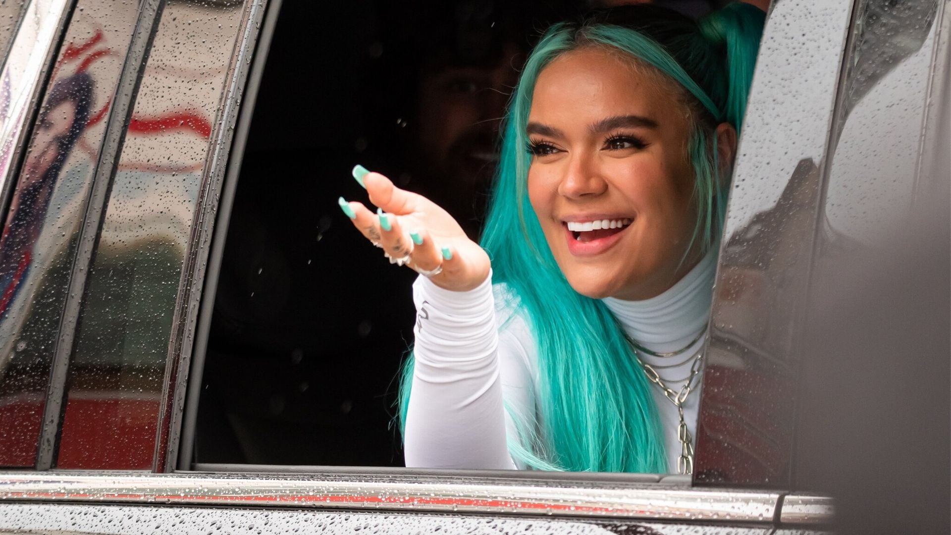 Karol G luce un impresionante bikini en su cumpleaños número 30