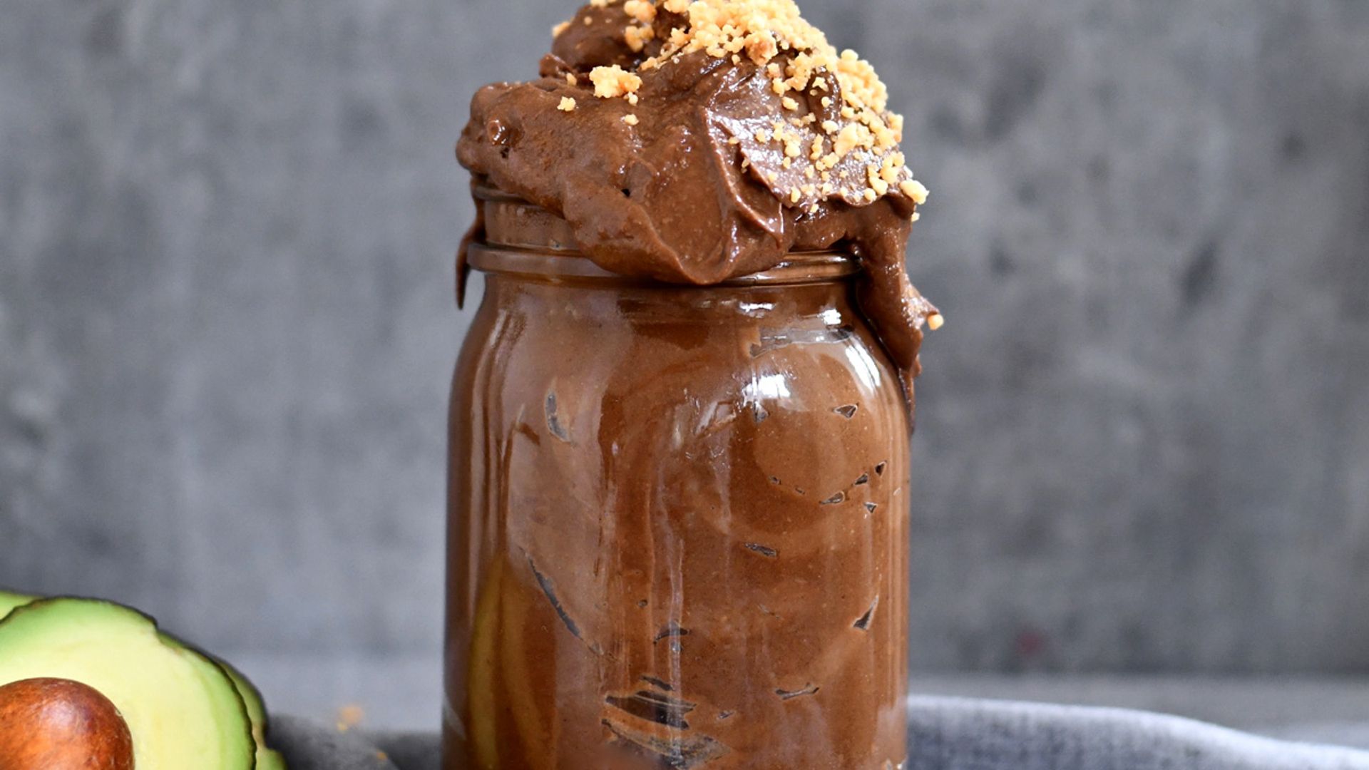 Batido 'Snickers' de aguacate, cacao y cacahuetes
