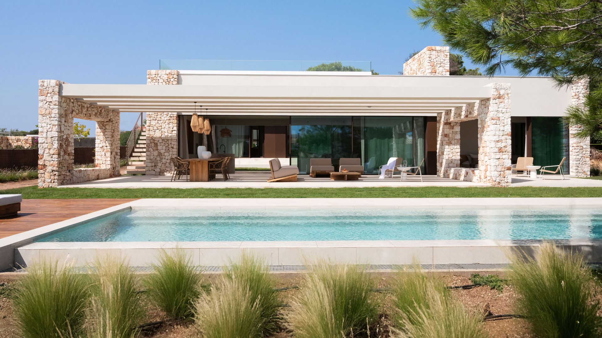 Casa de piedra con piscina, porche y jardín 