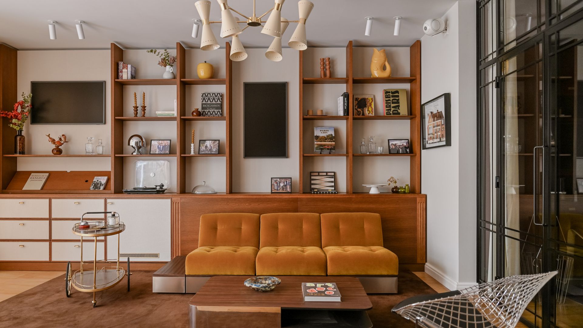 Salón con estantería