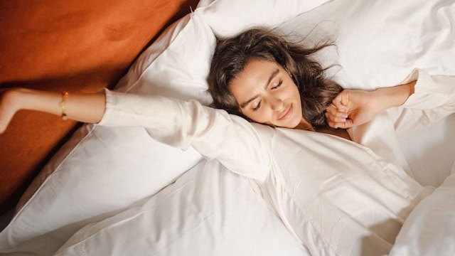 mujer durmiendo cama