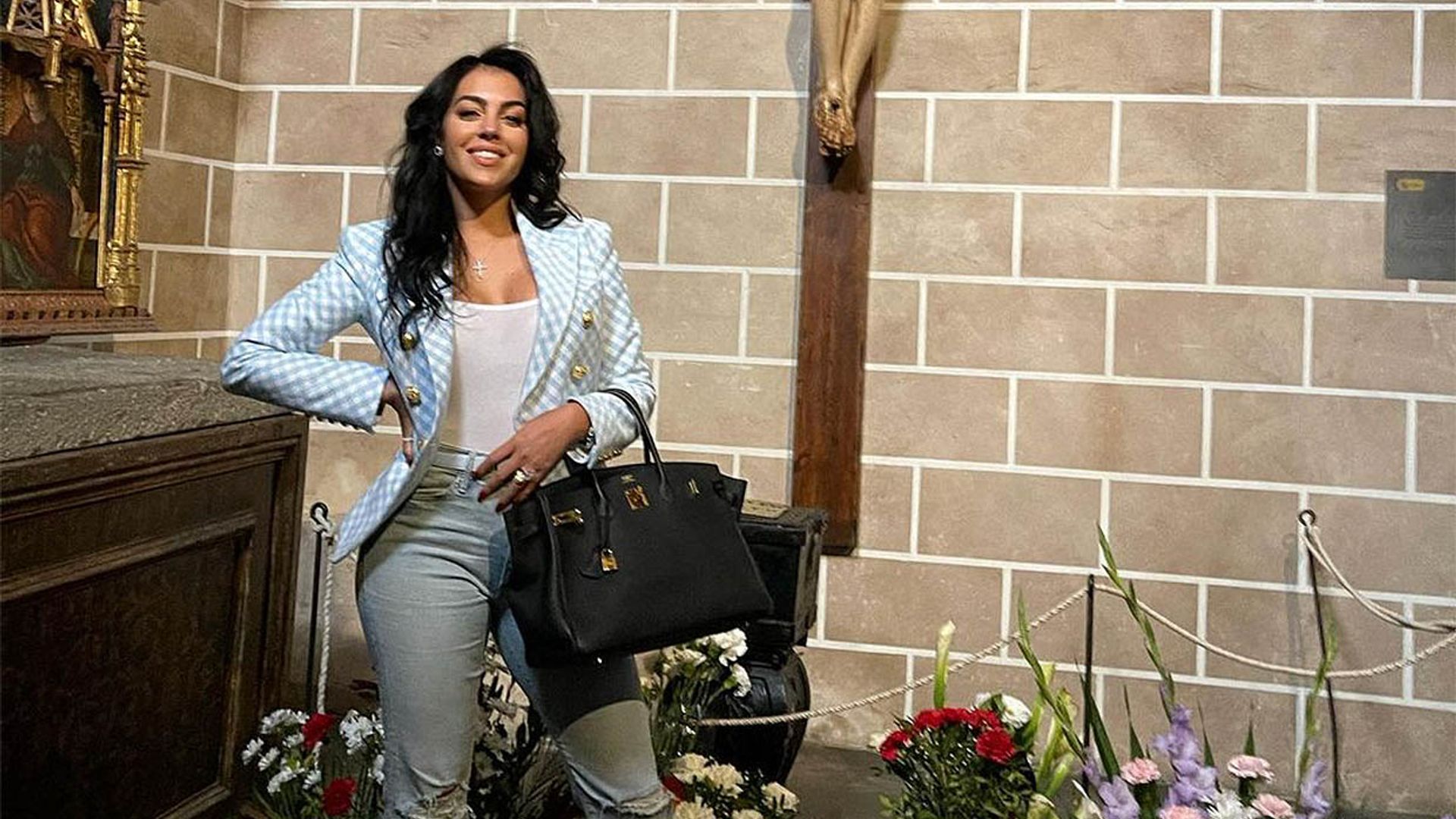 Golosinas, lotería y oraciones: todas las imágenes de la visita de Georgina a la ciudad que la vio crecer