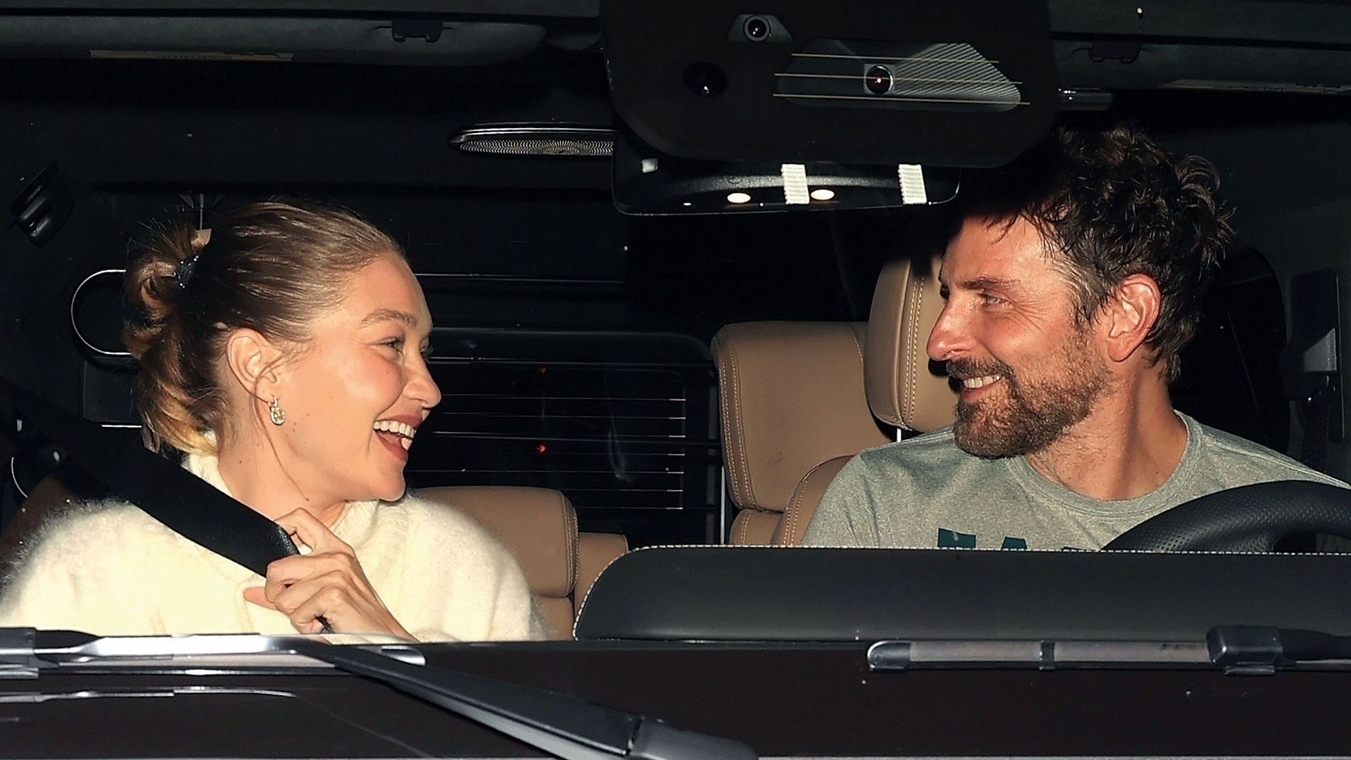 Gigi Hadid y Bradley Cooper mostrándose cómplices en el interior de un vehículo