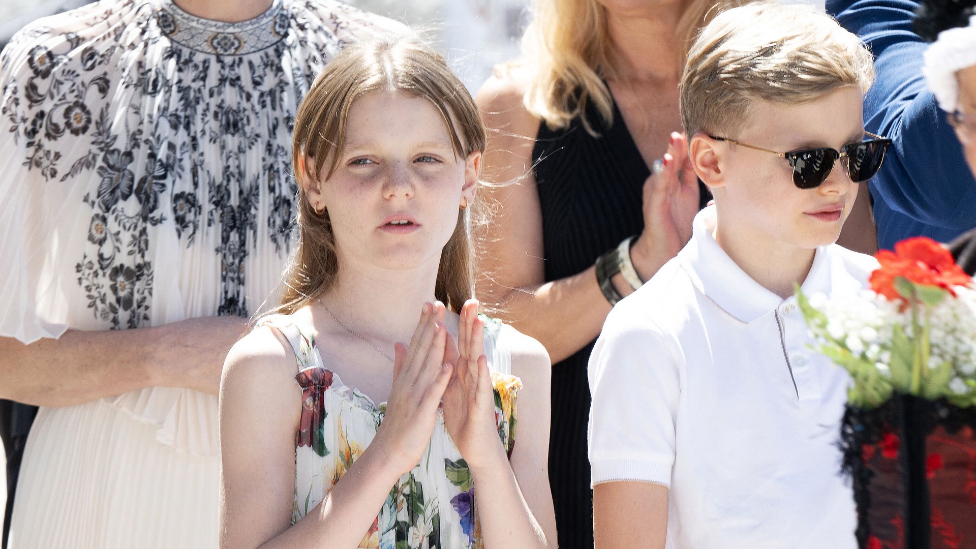 Gabriella de Mónaco brilla como condesa de Carladès con solo 10 años: vestido estampado y sandalias de rafia
