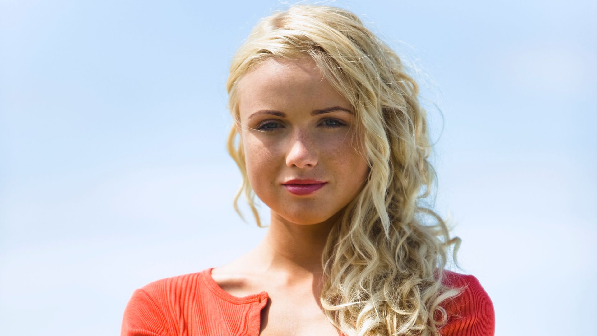 Mujer joven rubia en el campo