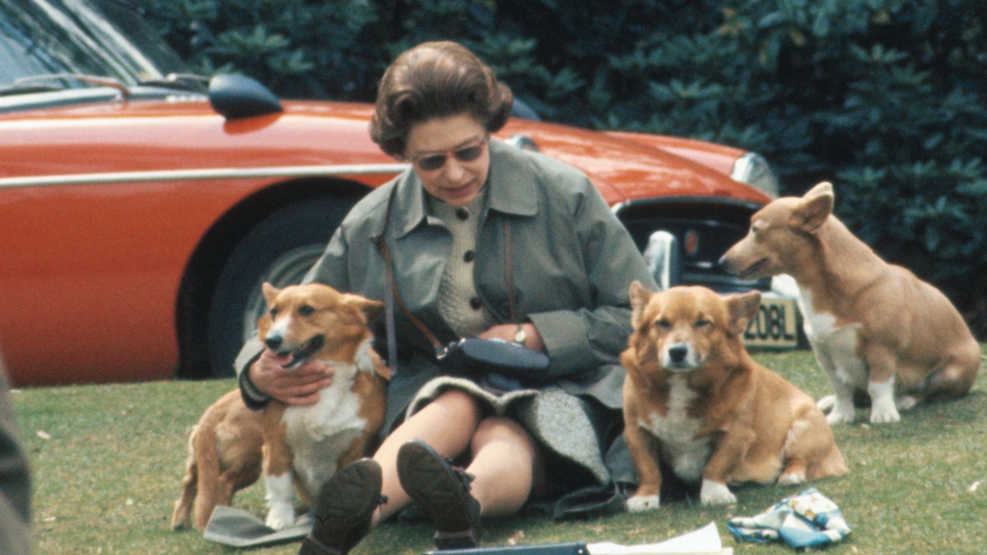 La reina Isabel II junto a sus perros