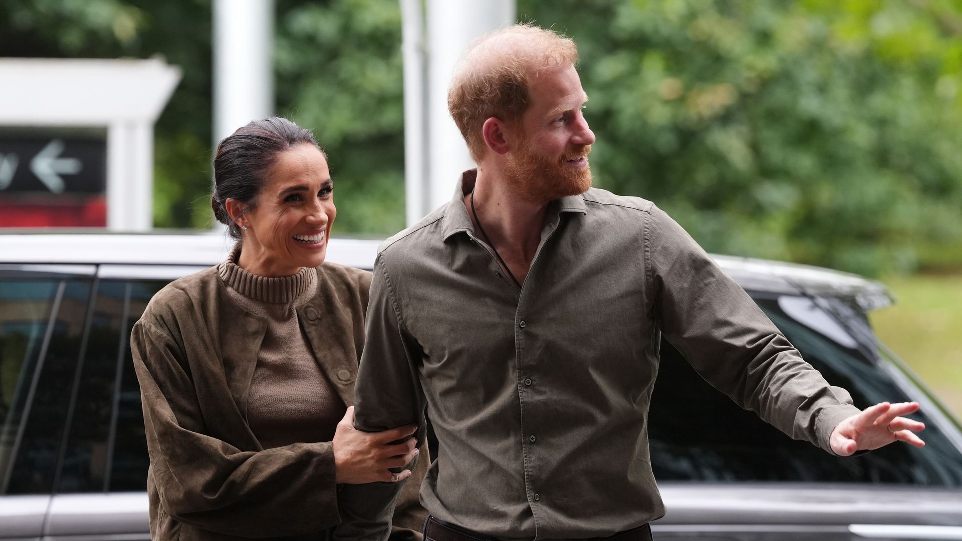 El príncipe Harry y Meghan Markle desatan la locura en Australia: las espectaculares imágenes de su llegada