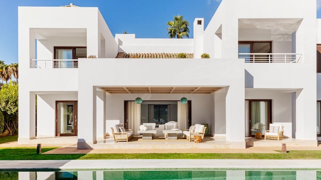 Casa con piscina, con porche con salón y césped 