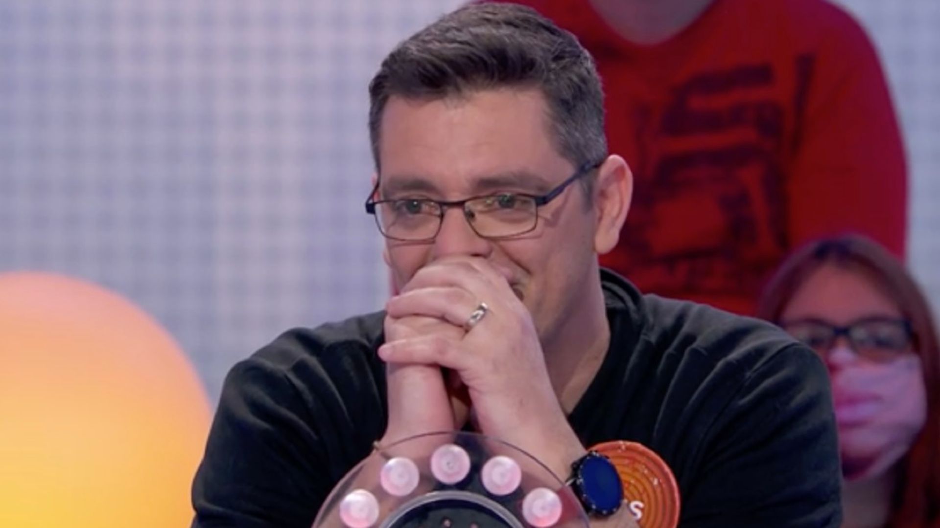 Luis, concursante de 'Pasapalabra', rompe a llorar en la despedida de su regidora