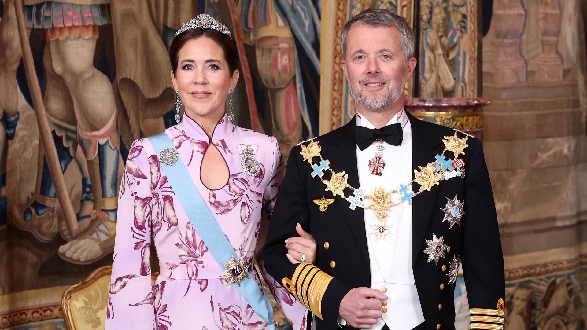 Mary de Dinamarca, sublime en Suecia de gala, estrena tiara convertible con un elegante vestido floral con guiño oriental