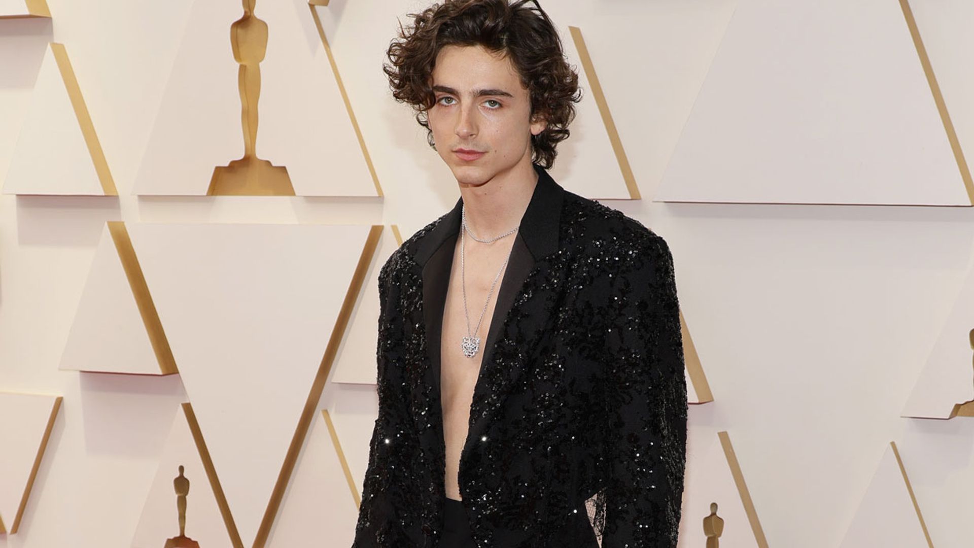 El simbólico mensaje de Timothée Chalamet al bañarse en lentejuelas y encaje