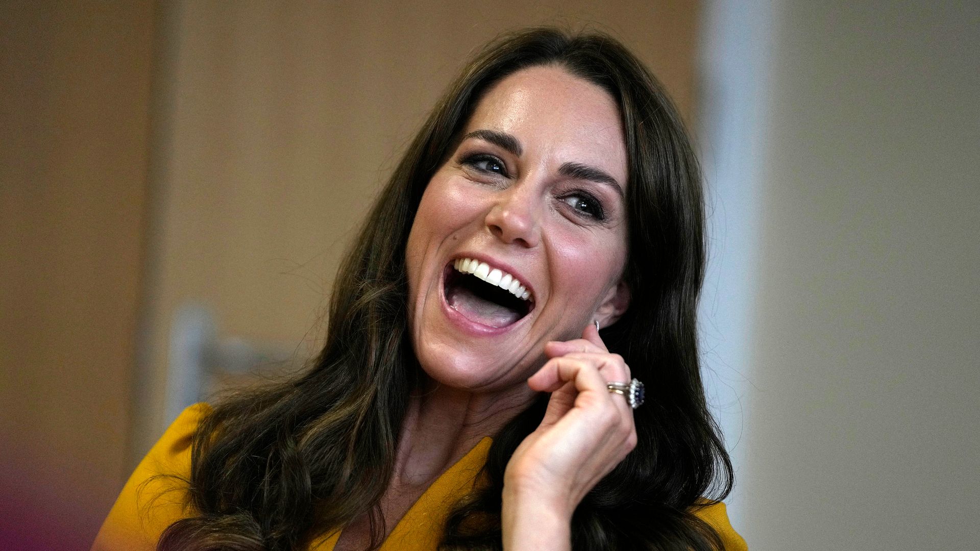 Kate Middleton, princesa de Gales, reacciona durante una visita a la unidad de maternidad del Hospital Royal Surrey County