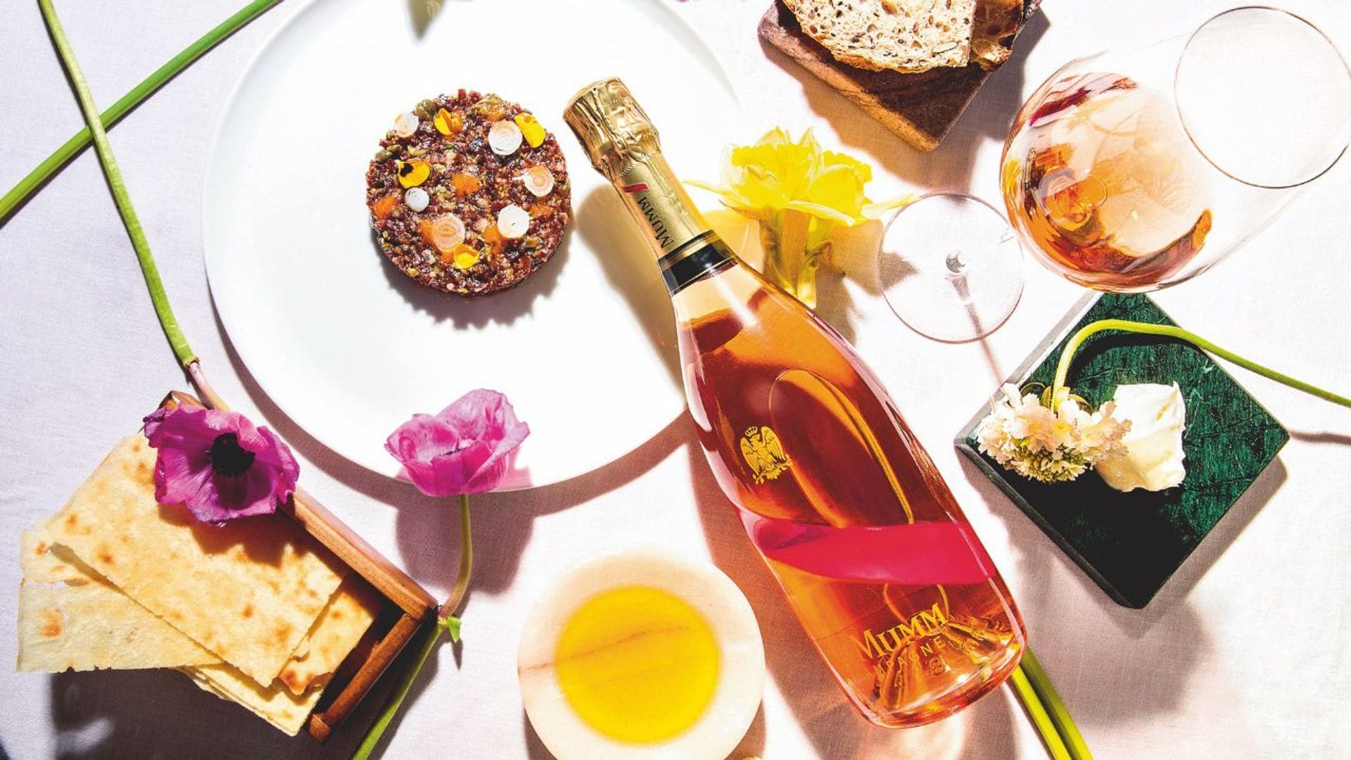 La bebida de moda de la época estival es este 'champagne rosé' (y te decimos dónde degustarlo)