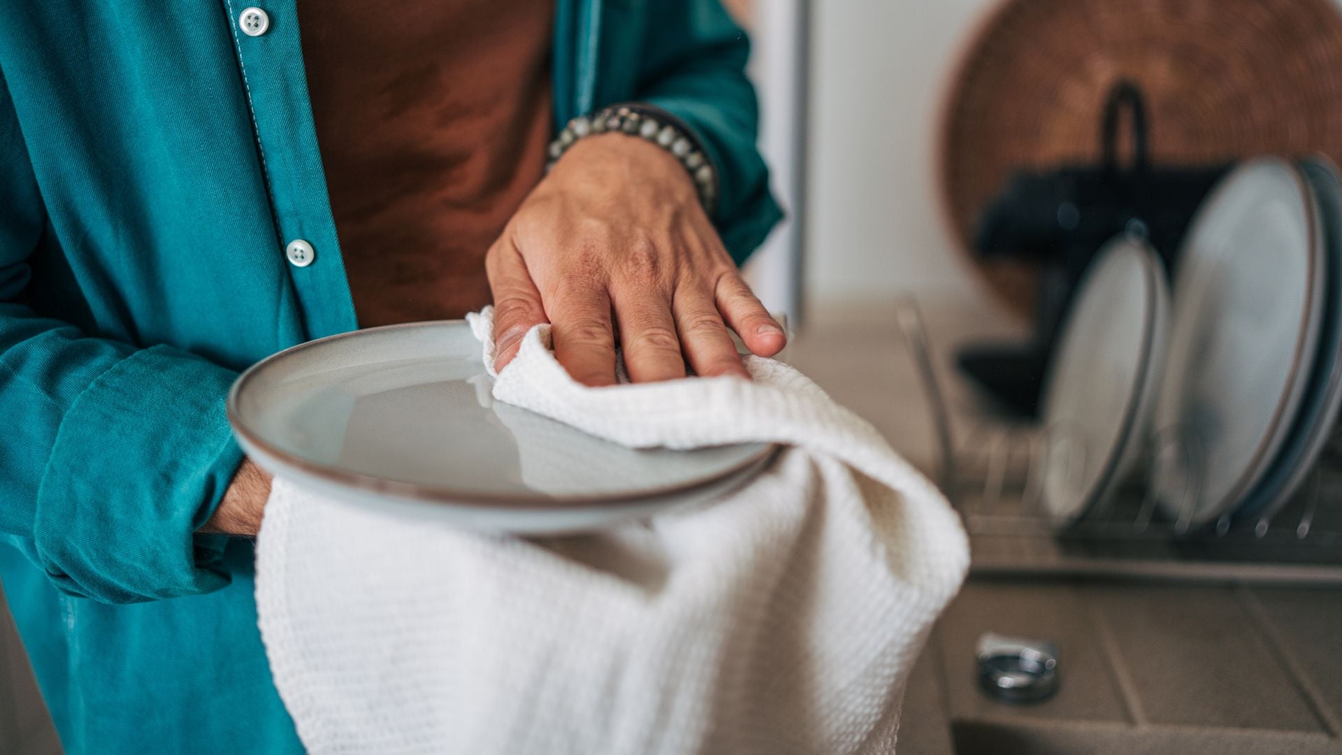 Una persona secando un plato 