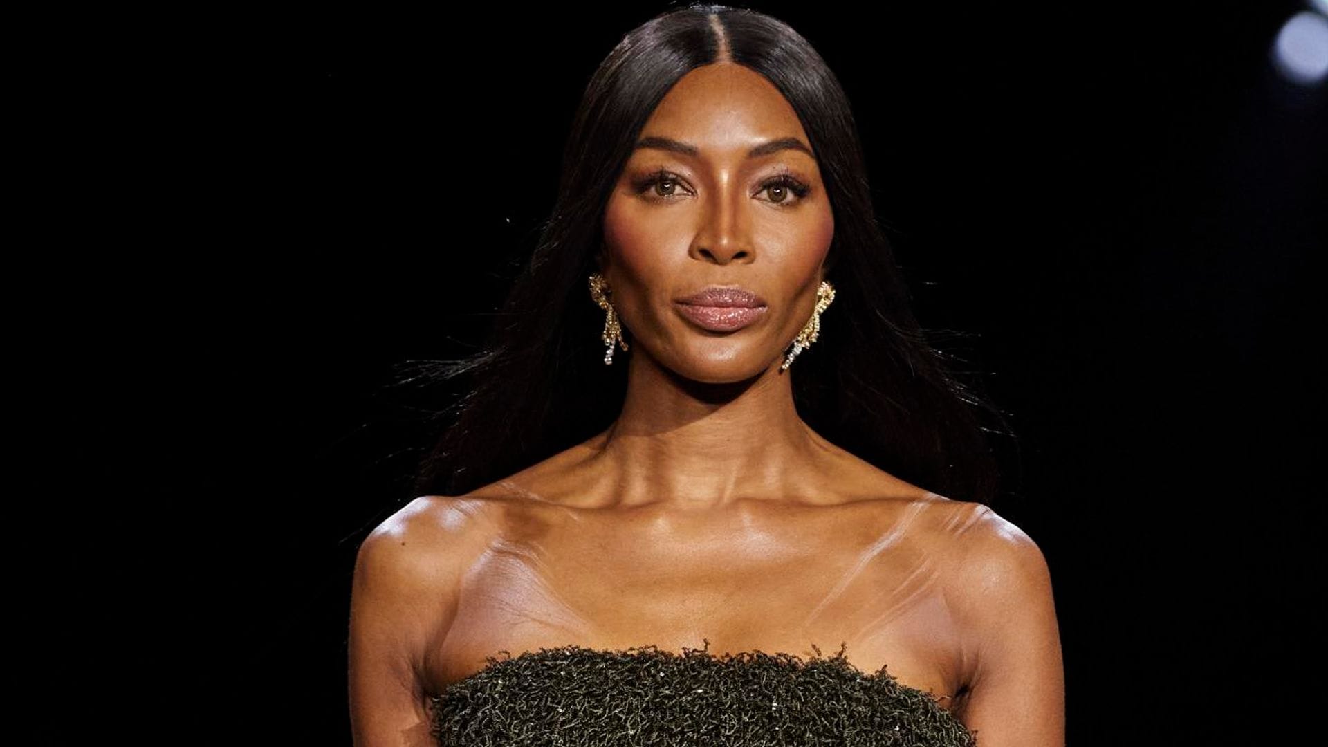Naomi Campbell sorprende en la pasarela de Burberry durante London Fashion Week