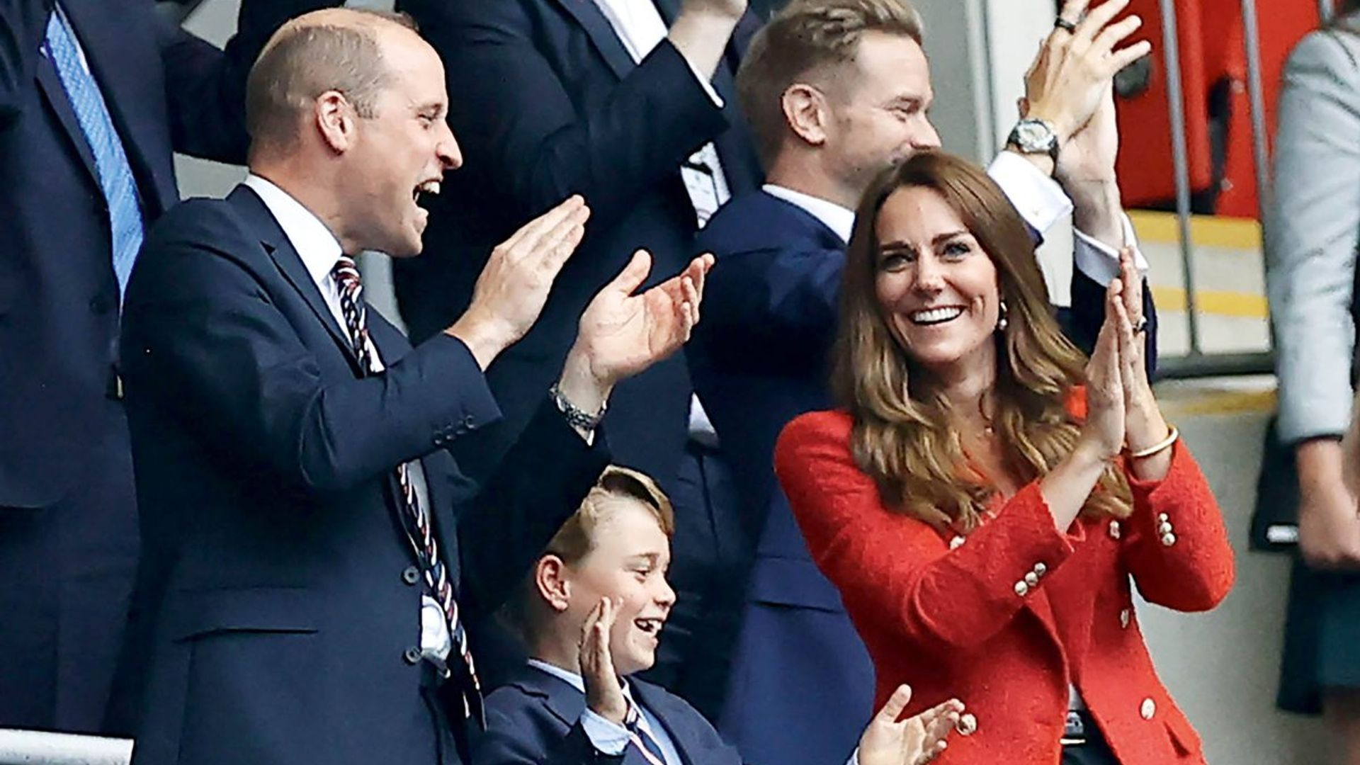 Guillermo y Kate: risas y diversión con su hijo, George, horas antes del encuentro con Harry