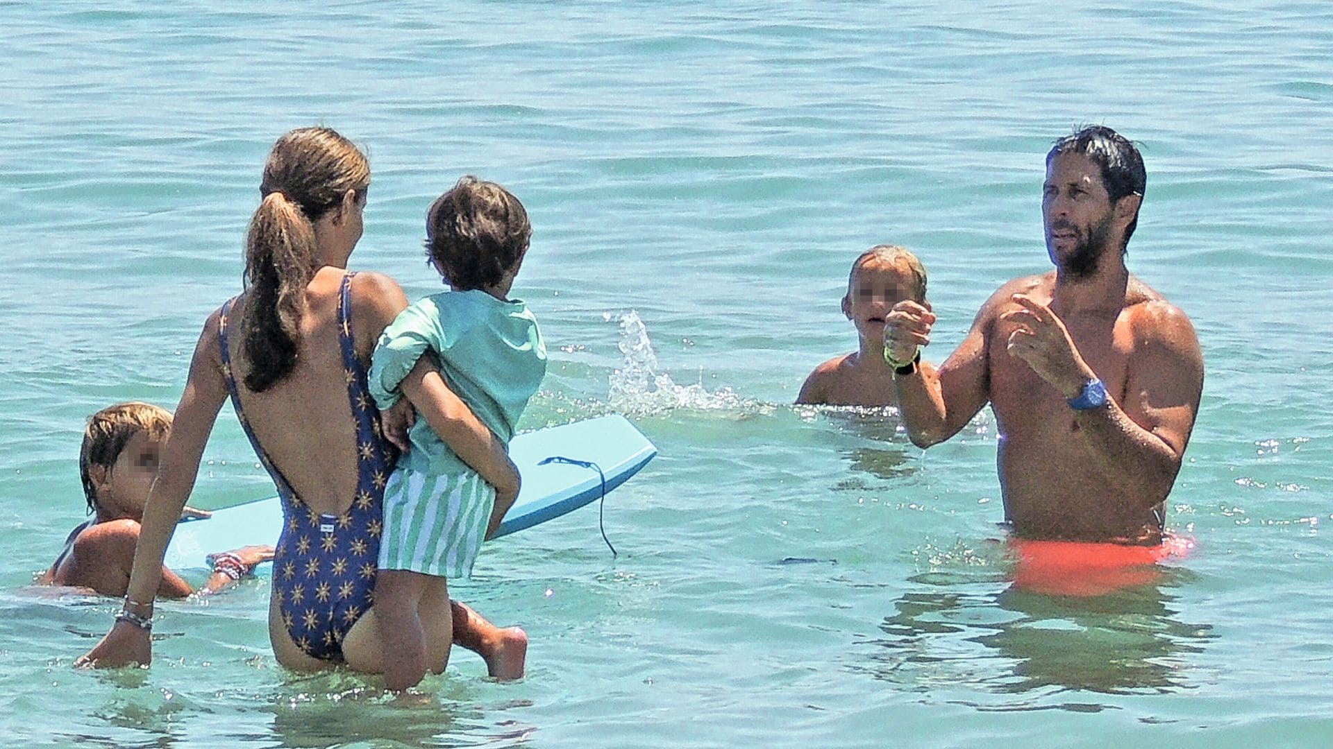 ANA BOYER UNA MADRE TODOTERRENO A PIE DE PLAYA: CASTILLOS, PESCA Y SURF CON SUS HIJOS