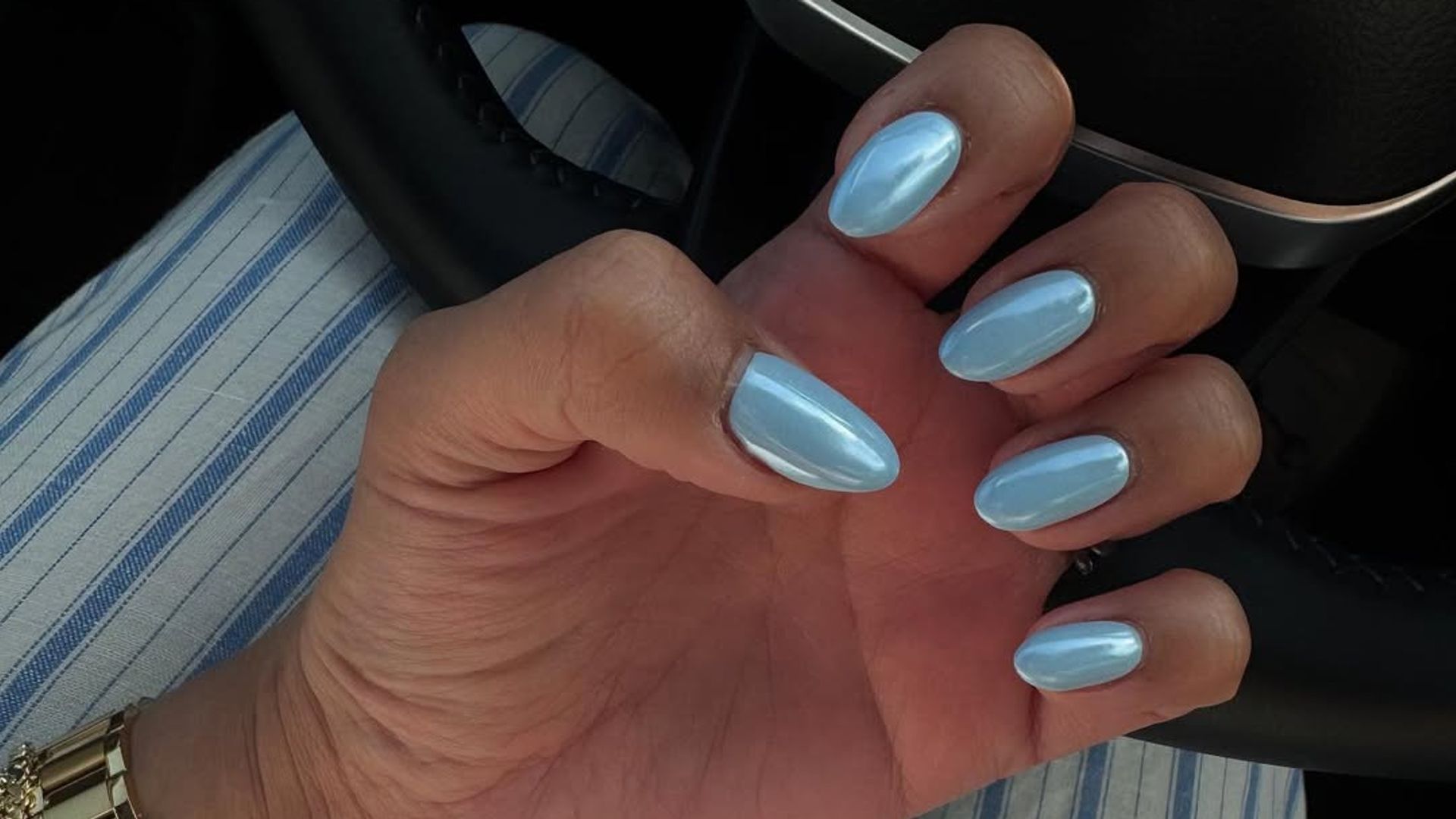 Manicura efecto espejo azul