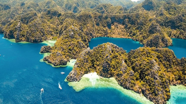 Vista de la laguna tropical del archipiélago de las Calamian en Filipinas