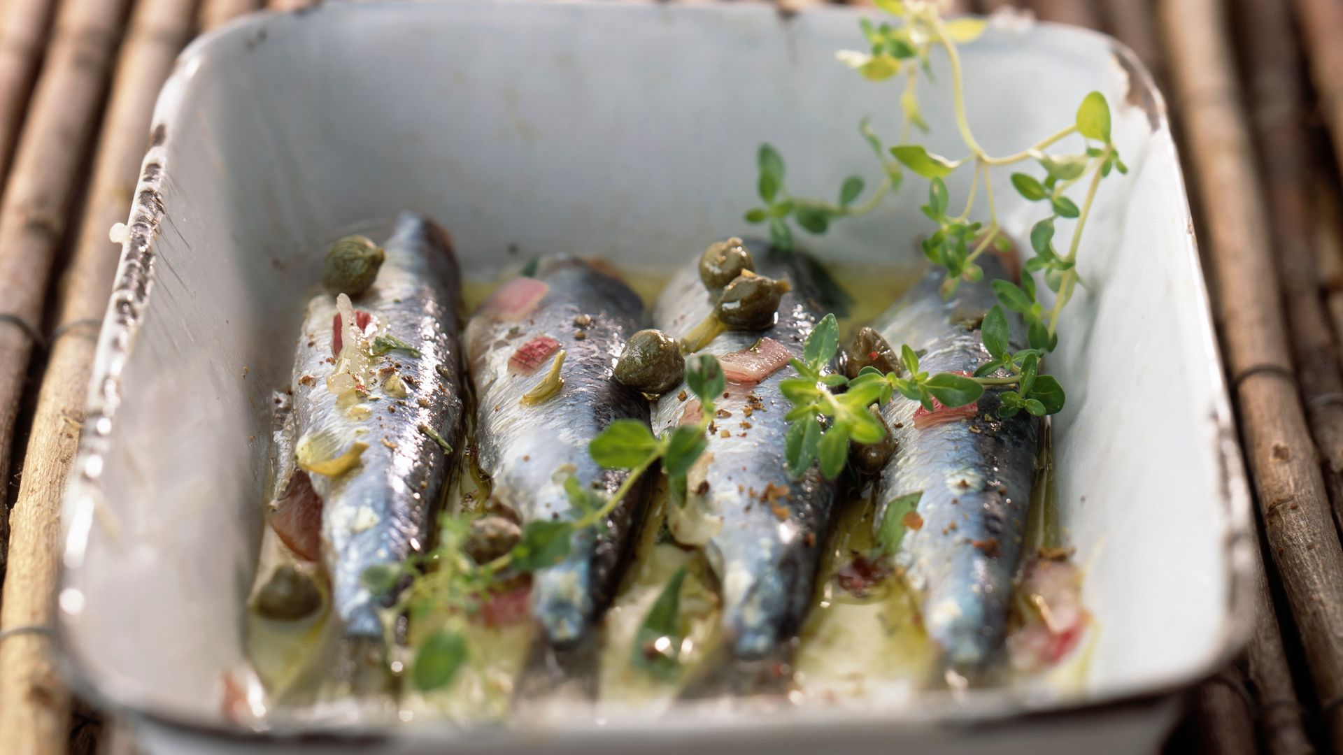 El plato con sardinas que es perfecto para comer en verano: la receta más tradicional que siempre triunfa