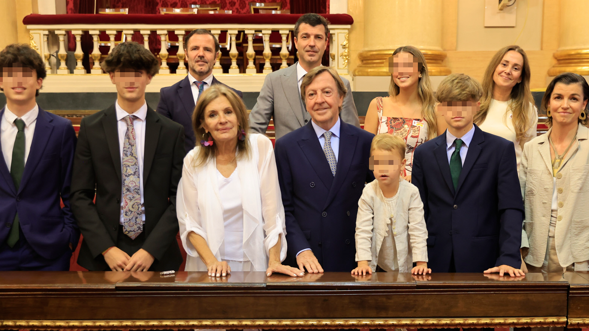 Curro Vazquez recibe el Premio Nacional de Tauromaquia arropado por su familia
