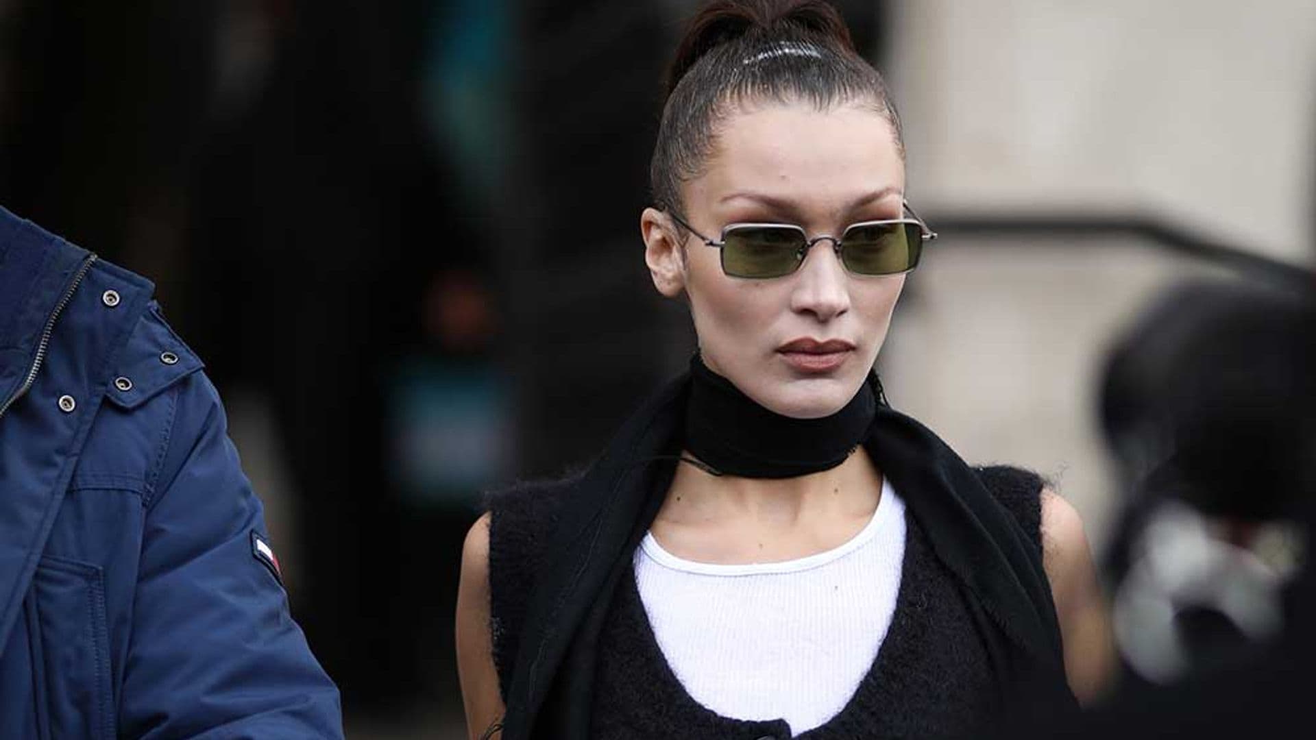 Haz como Bella Hadid y apuesta por el chaleco vaquero para que tus camisetas de siempre parezcan nuevas