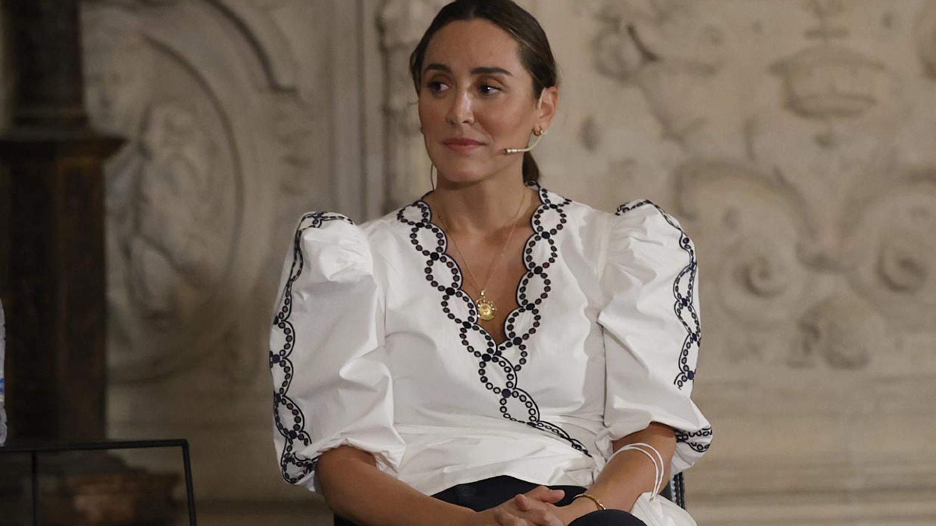 Copia por 34 euros la blusa de Tamara Falcó con efecto 'cintura de avispa'
