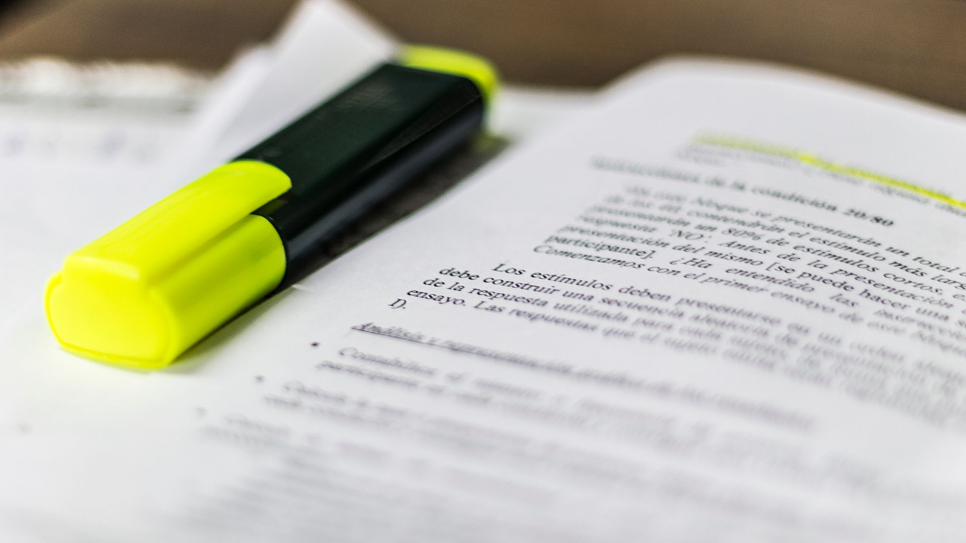 Subrayador junto a un libro 