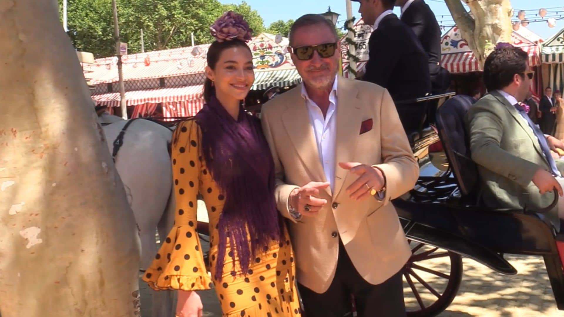 Carlos Herrera presume de su hija Rocío Crusset en la Feria de Abril acompañado por su mujer, Pepa Gea