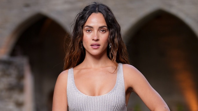 Adria Arjona en desfile de Louis Vuitton 2025