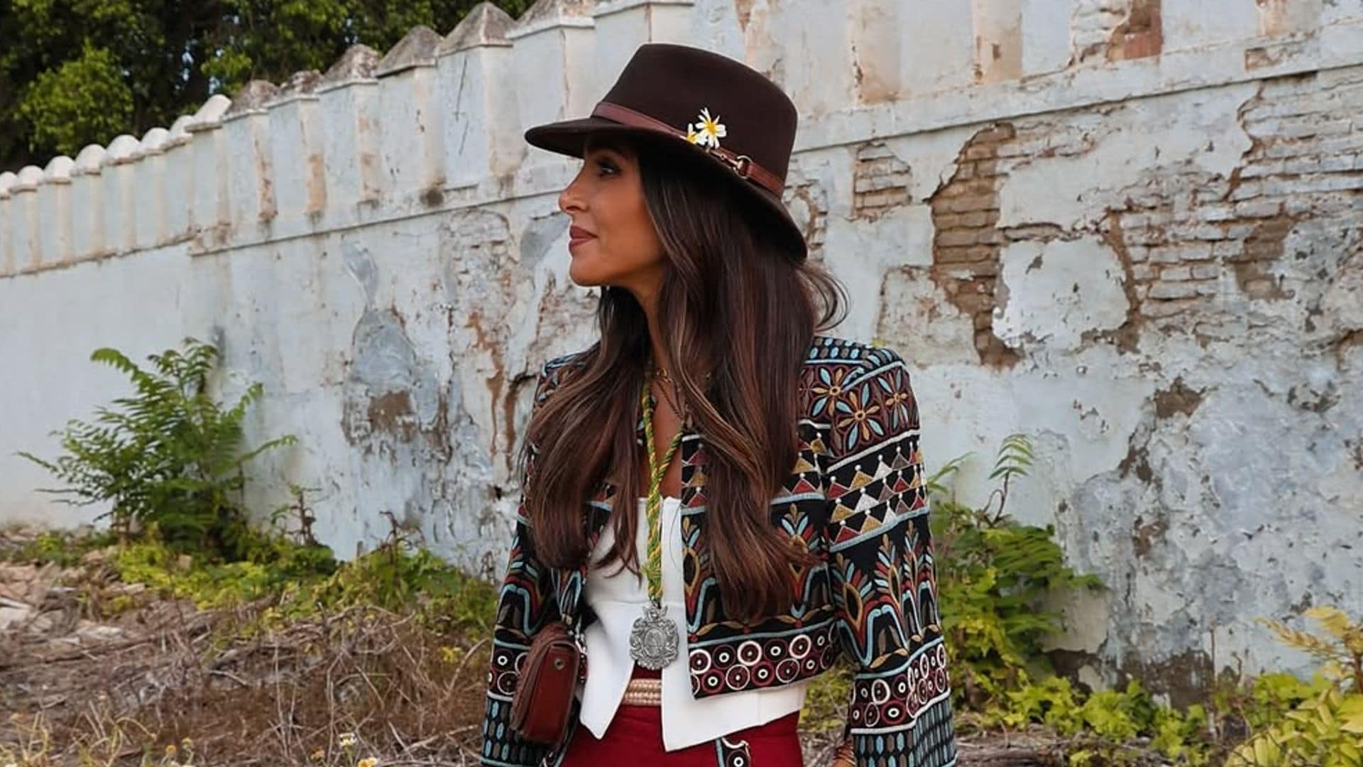 Rocío Osorno deslumbra con una chaqueta bordada y una falda flamenca diseñadas por ella misma en Huelva