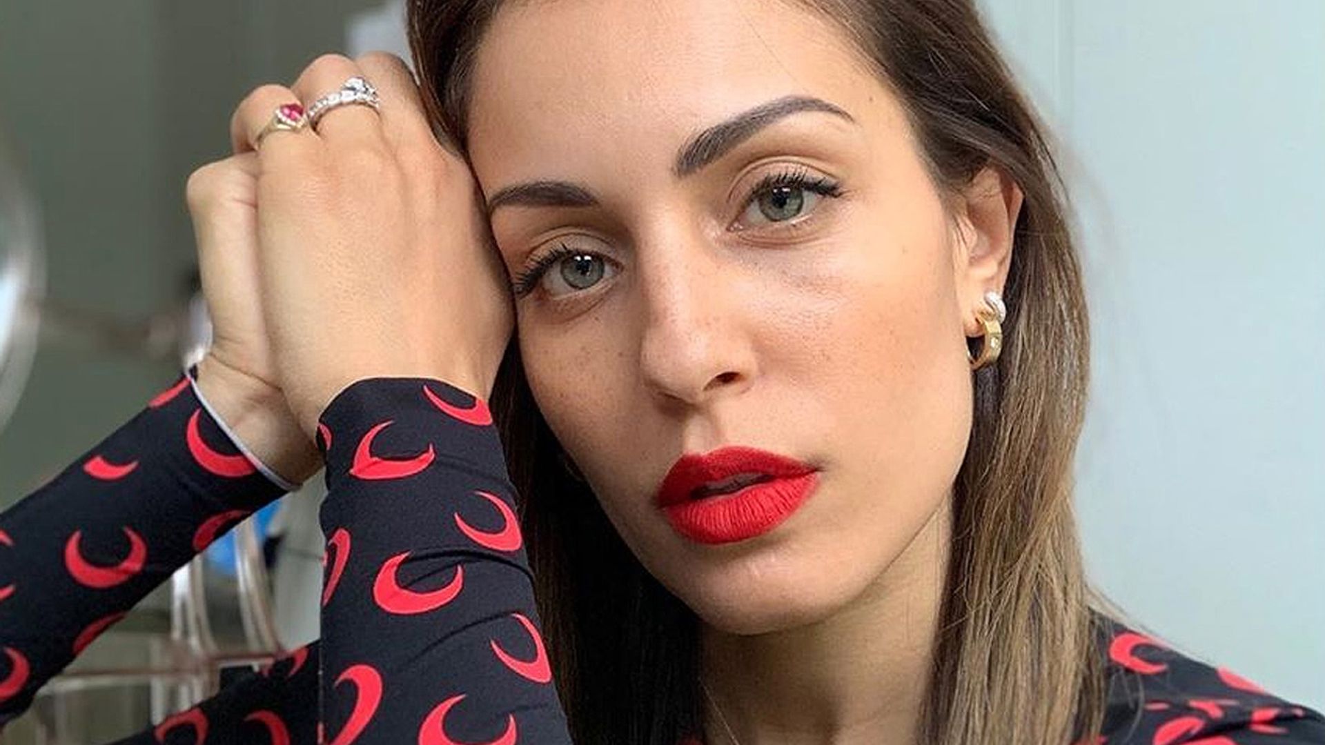 ¡Fiebre del sábado noche en Milán! Hiba Abouk muestra el motivo de sus desvelos