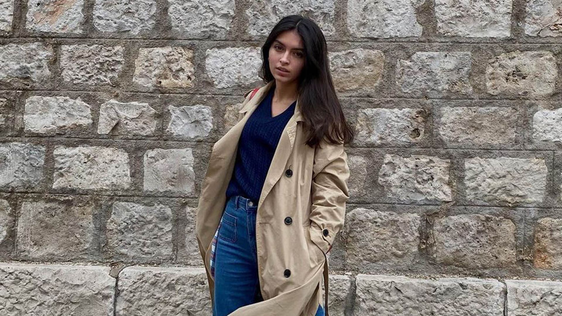 ¿Buscando la gabardina perfecta según tu altura? Haz como Lucía Rivera
