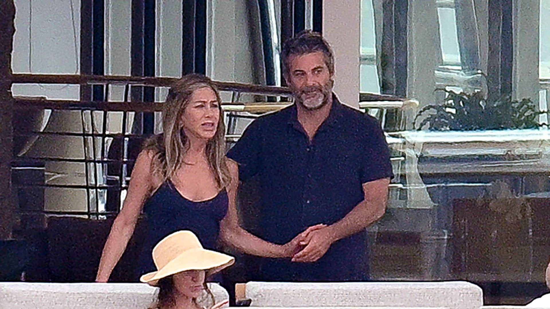Las fotos más reveladoras de Jennifer Aniston con el 'gurú del amor' Jim Curtis en Mallorca