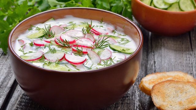 Sopa fría de pepino con yogur y rabanitos